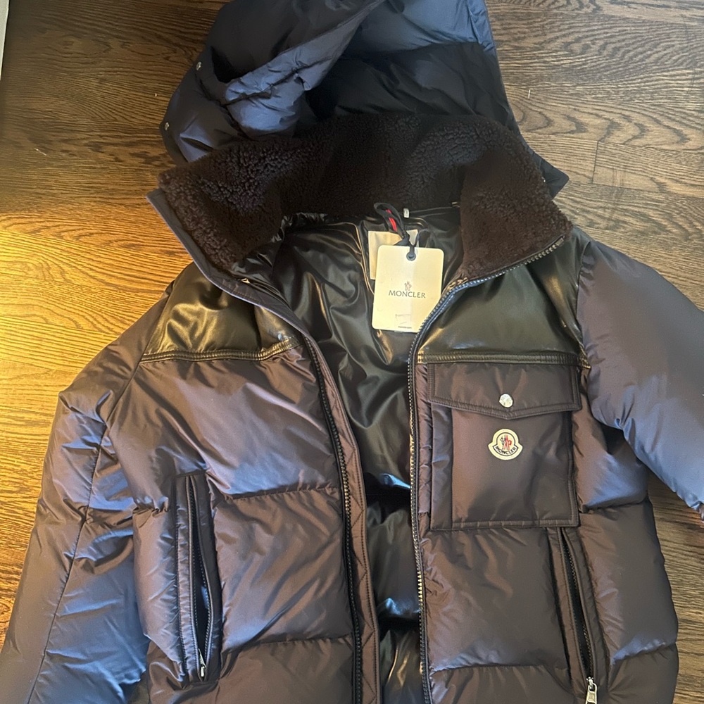 Beautiful Moncler New Navy Puffer Jacket with Leather - Size 3